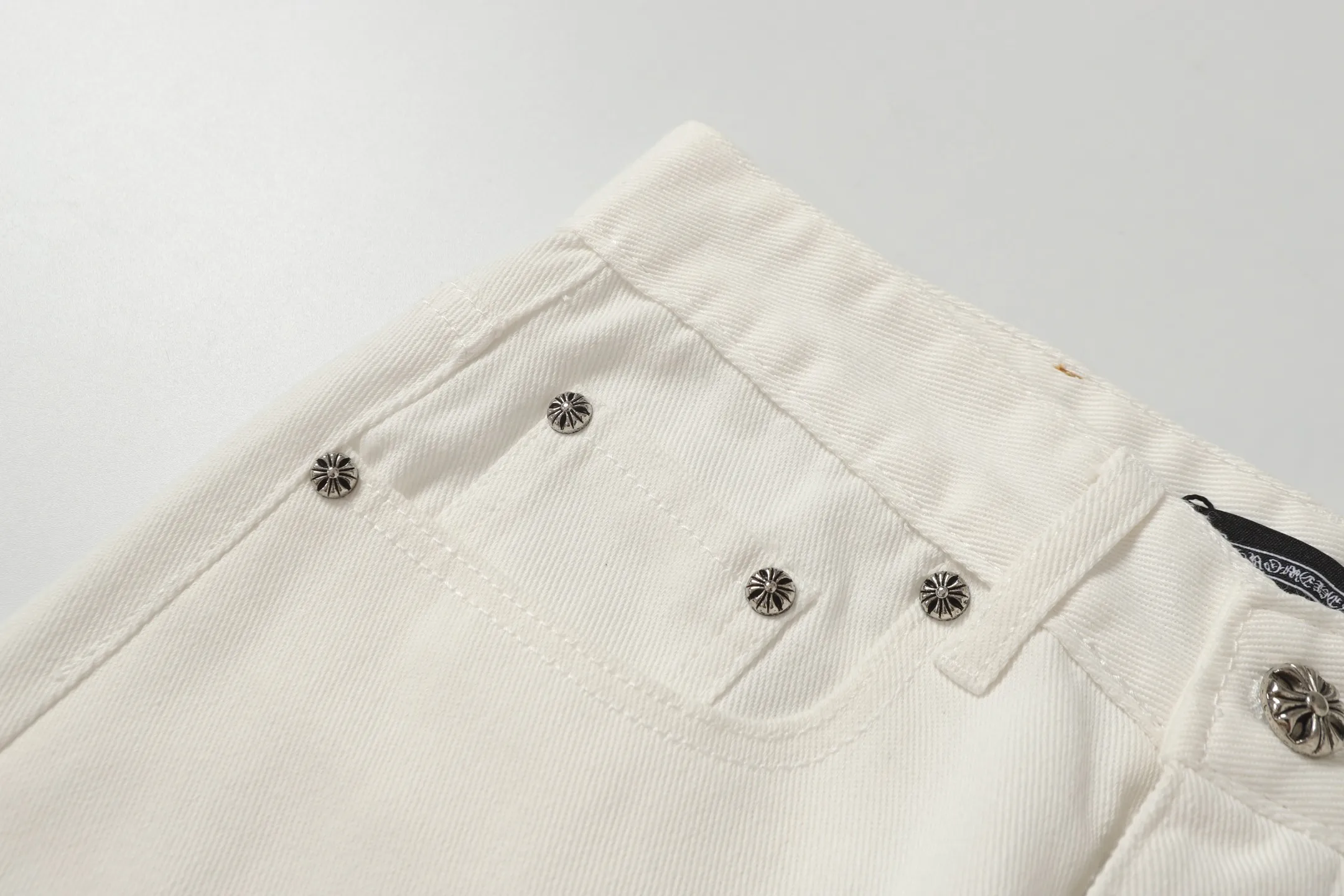 P256 Actual photo [High quality] Code: H30 Color: Picture color Size: S to XXXL - Chrome Hearts/Chrome Hearts classic white cow series colored leather cross washed color cloth unisex denim trousers - Vibe style straight stacked god-level version - carbon fine bias denim color cloth - old vintage complete set of hardware - Chrome Hearts white cow series high version uses high ounce custom fabrics, enzyme washing and soft color fixation It is soft and thick to wear. The details are all made by hand-polished craftsmanship. All-over jacquard fabrics. Unique design style. Multiple processes to create a full retro feel. Niche unique non-colliding shirts. Customized distressed spray-painted buttons. Craftsmanship in every detail. Size Pants length Waist Hips Unit cm S 98 68 100 M 99 72 104 L 100 76 108 XL 101 80 112 XXL 102 84 116 XXL 103 88 120